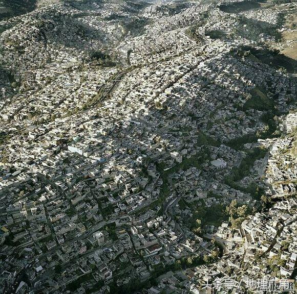 鸟瞰墨西哥城，城市规模令人震撼