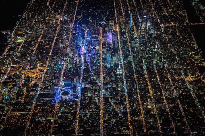 纽约密集的灯光勾画出美丽的夜景。