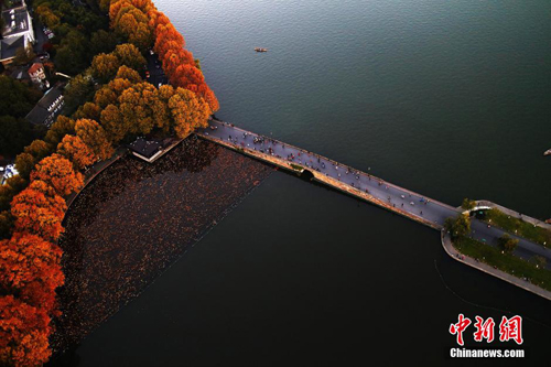 从西湖白堤断桥俯瞰，杭州美不胜收。