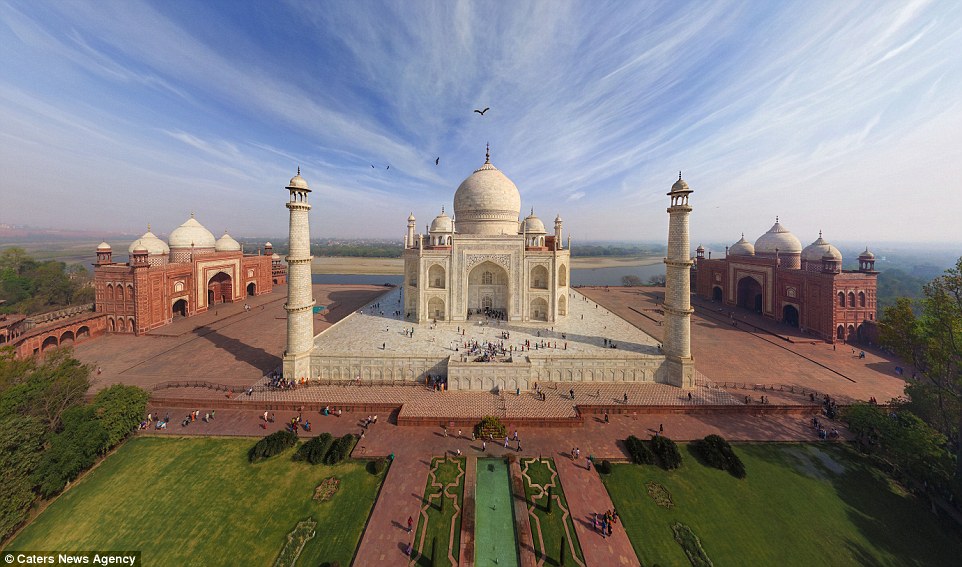印度泰姬陵的全景图突显了它的宏伟与壮阔。